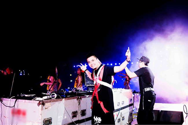 DJ Wang Trần làm 'nổ tung' sân khấu đêm nhạc EDM Festival tại Nha Trang